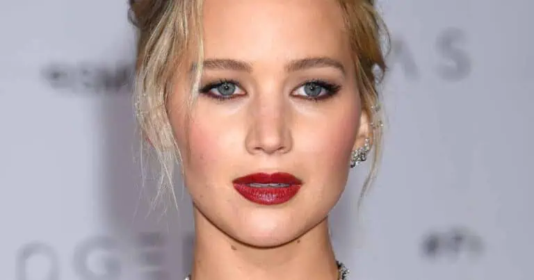 WESTWOOD - DEC 14: Jennifer Lawrence arrives to the "Passengers" World Premiere on December 14, 2016 in Westwood, CA